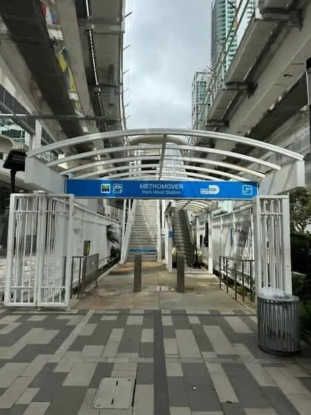 Elegant Downtown Living 1br With Views *