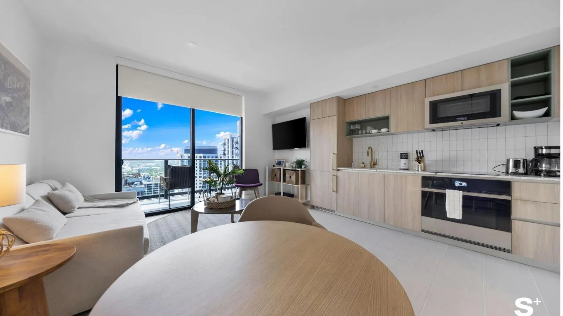 Elegant Downtown Living 1br With Views
