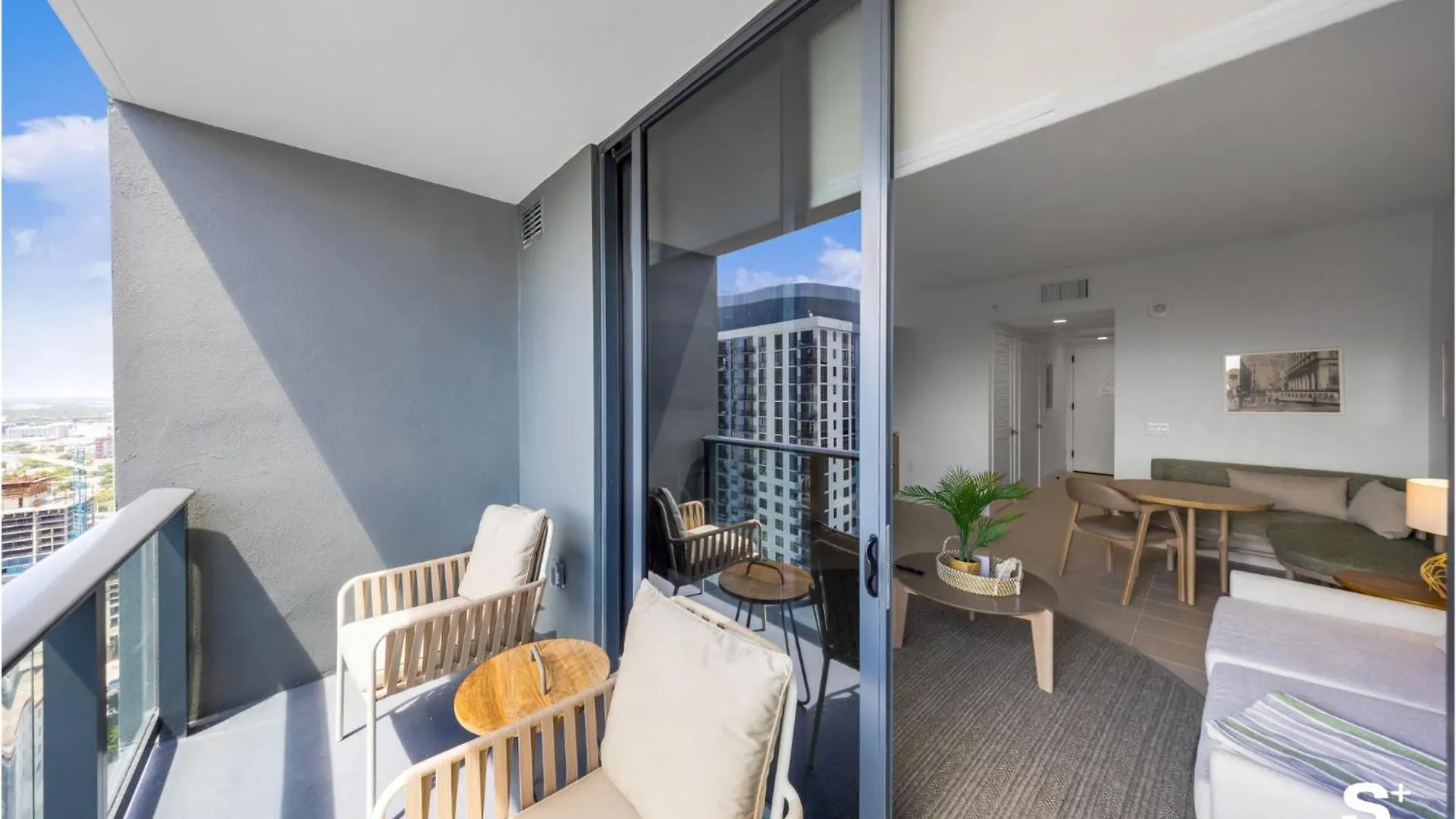 Apartment Elegant Downtown Living 1br With Views Miami