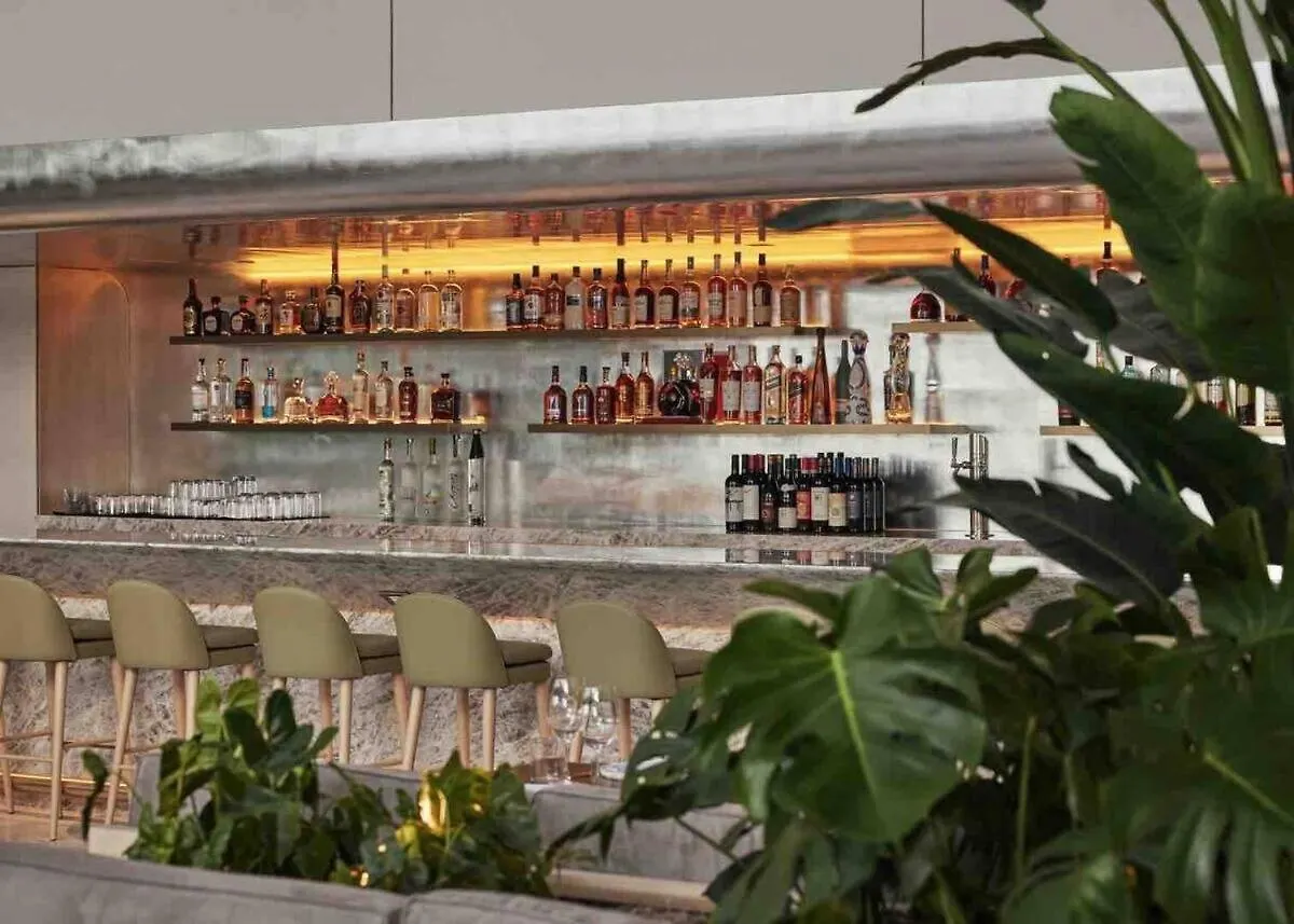 Spacious Corner At Aka With Bay View In Ideal Location Free Parking *