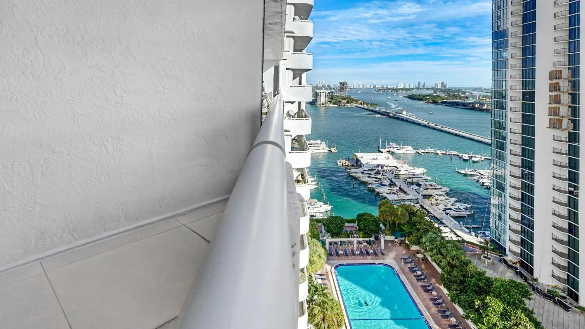 The Queen B! Water & Skyline Views - Renovated * Miami