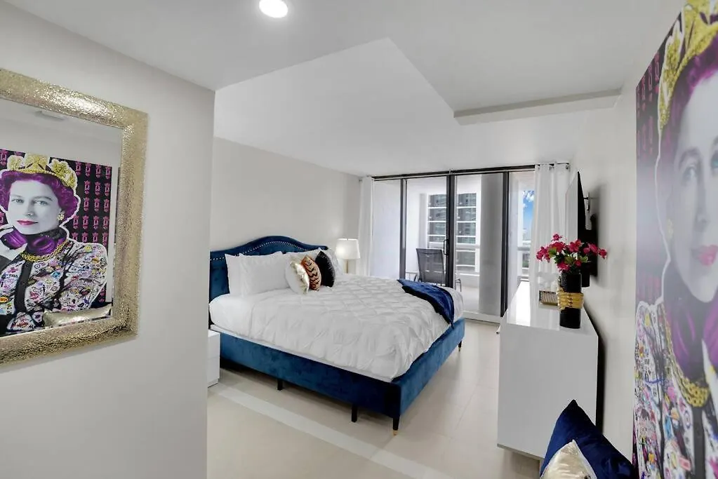 Iconic! Skyline & Water Views Apartment *