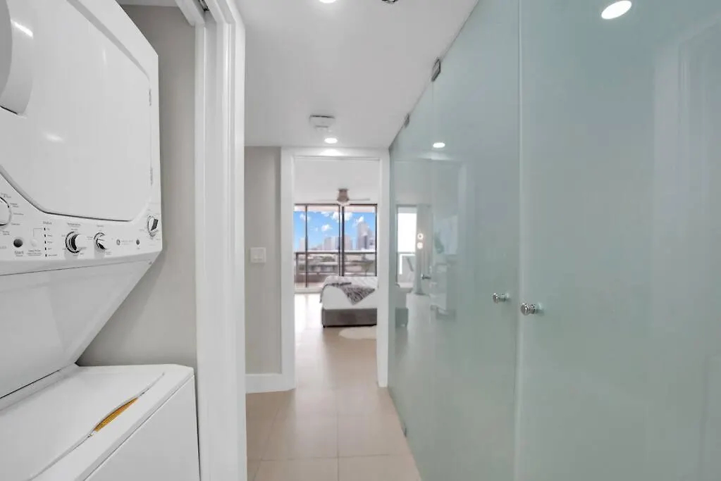 Apartment Iconic! Skyline & Water Views *