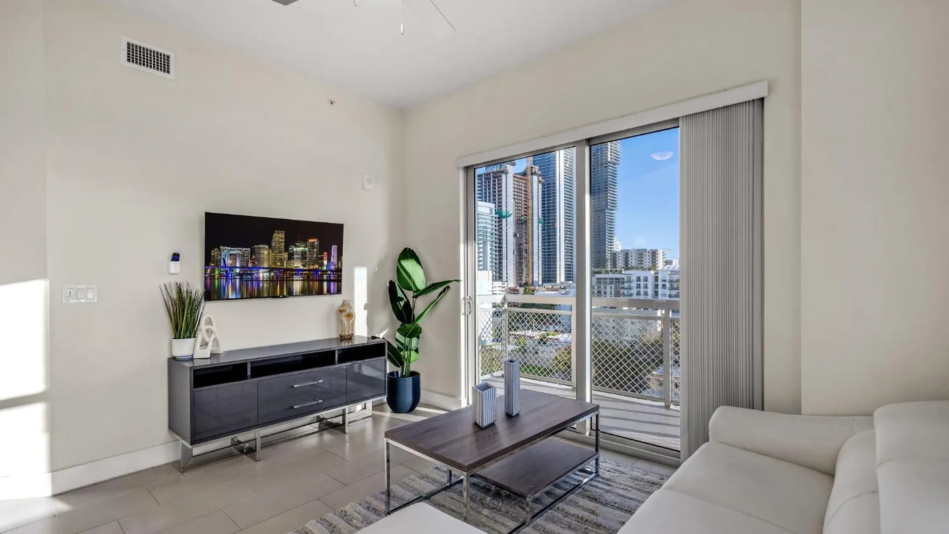 Apartment Luxury 2br With Views On Biscayne Blvd