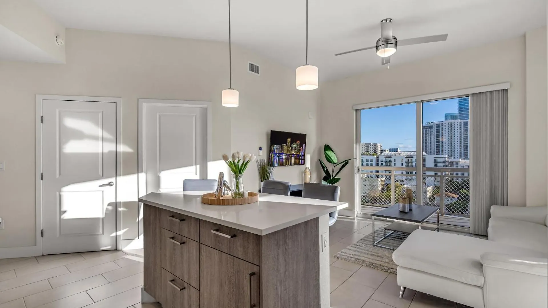 Apartment Luxury 2br With Views On Biscayne Blvd *