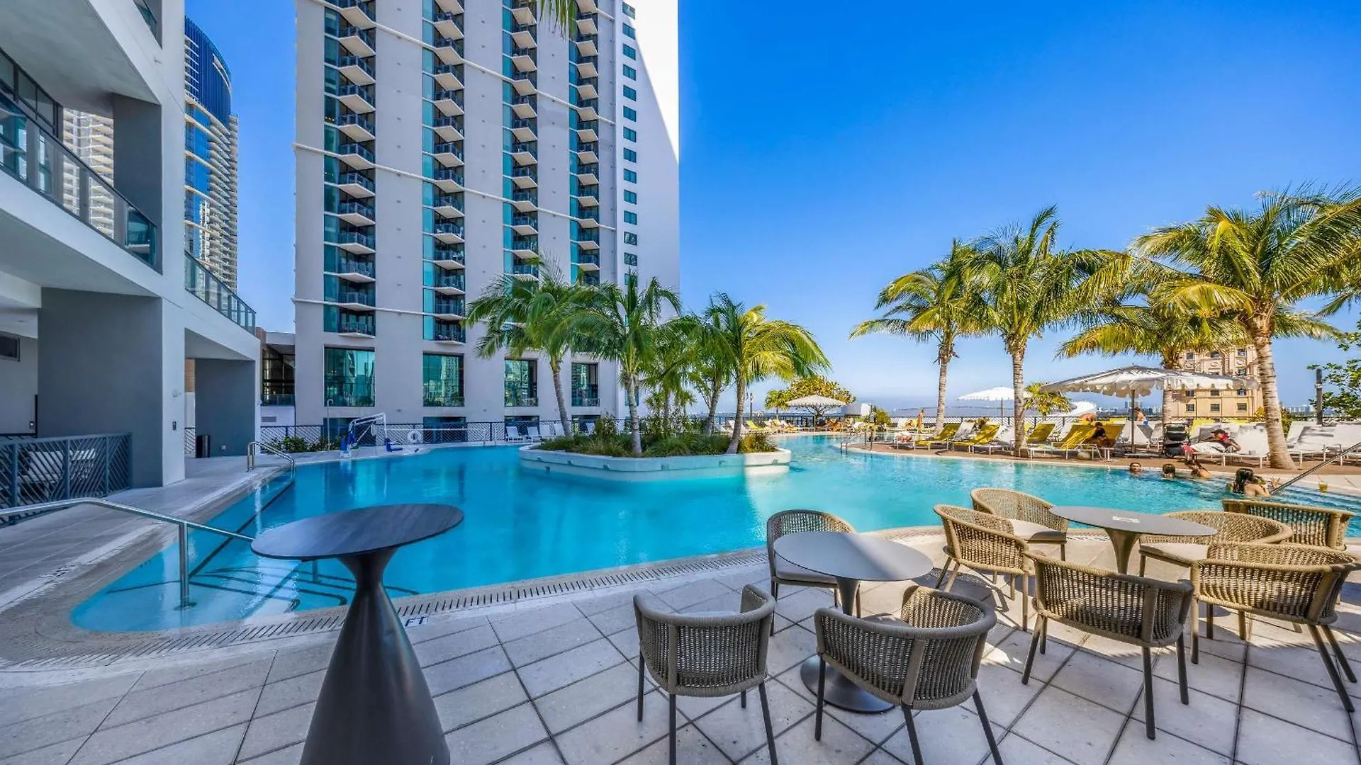 Elegant Downtown Living 1br With Views *