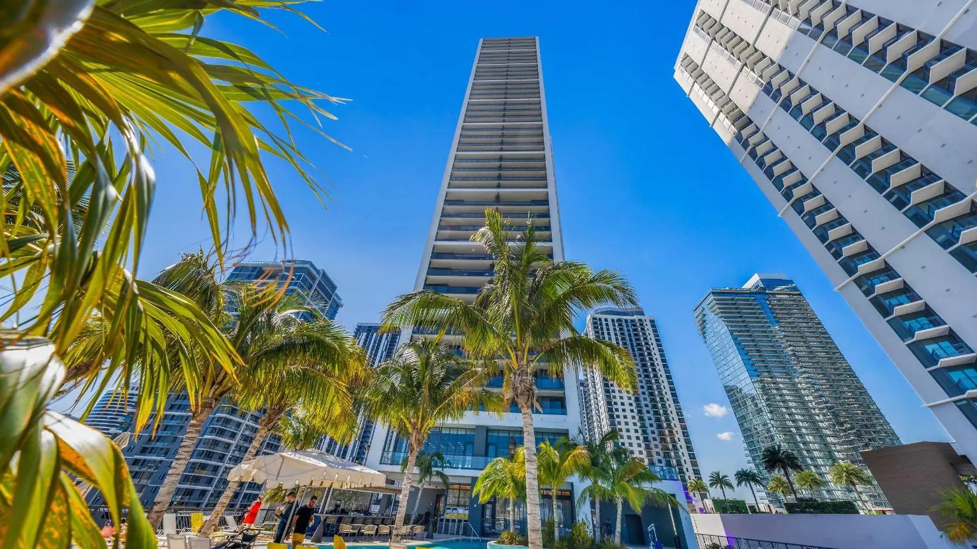 Apartment Elegant Downtown Living 1br With Views *