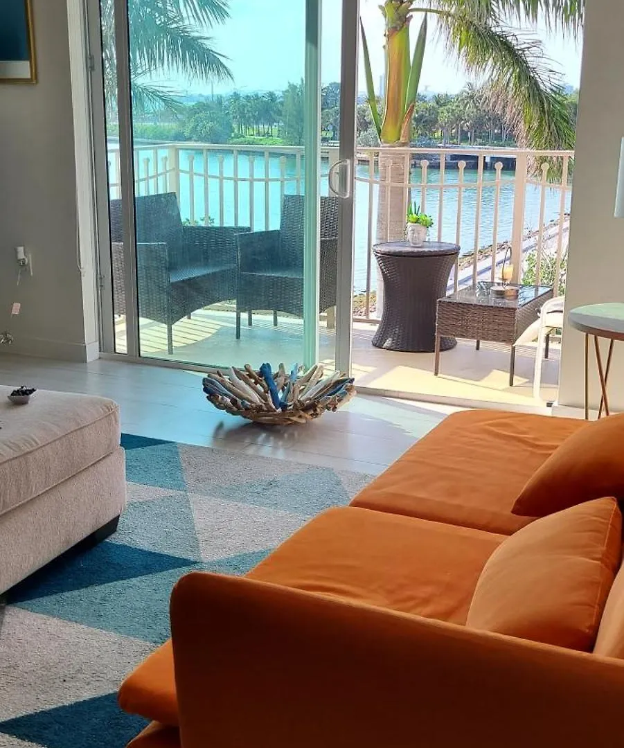 Bay- Spacious And Cozy Water Front - 28 Day Minimum