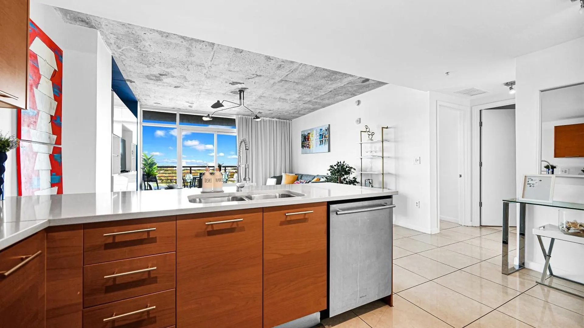 Exclusive Unit In Sunshine Miami