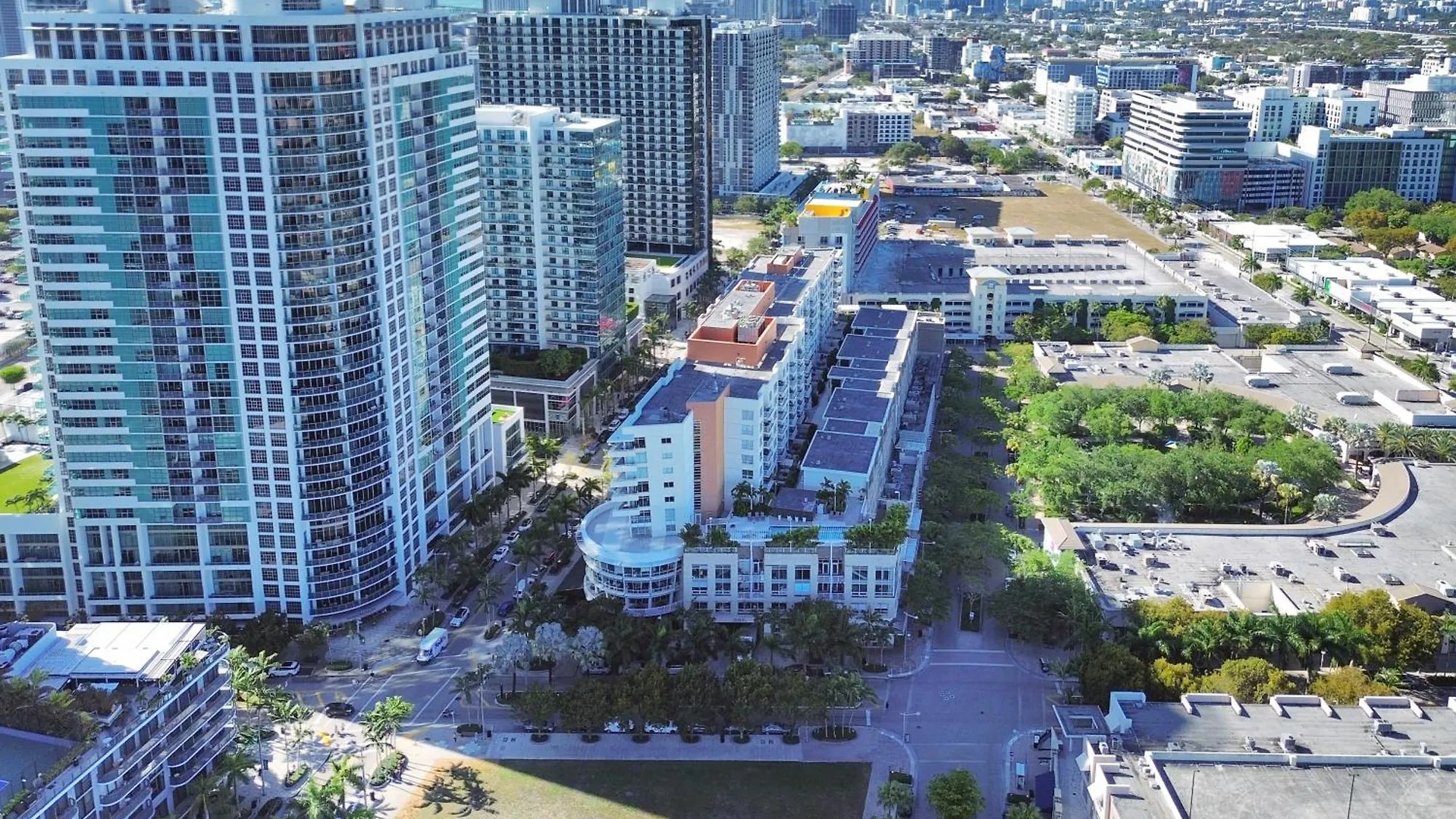 Exclusive Unit In Sunshine Miami