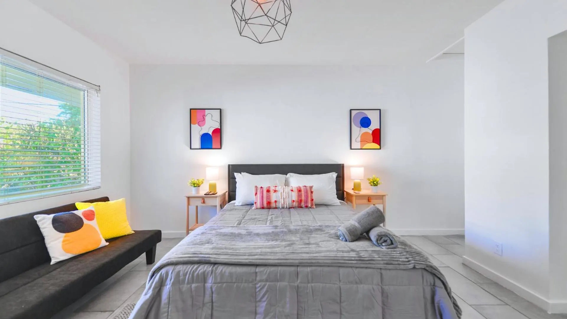 Apartment And Art Close To Lovely *