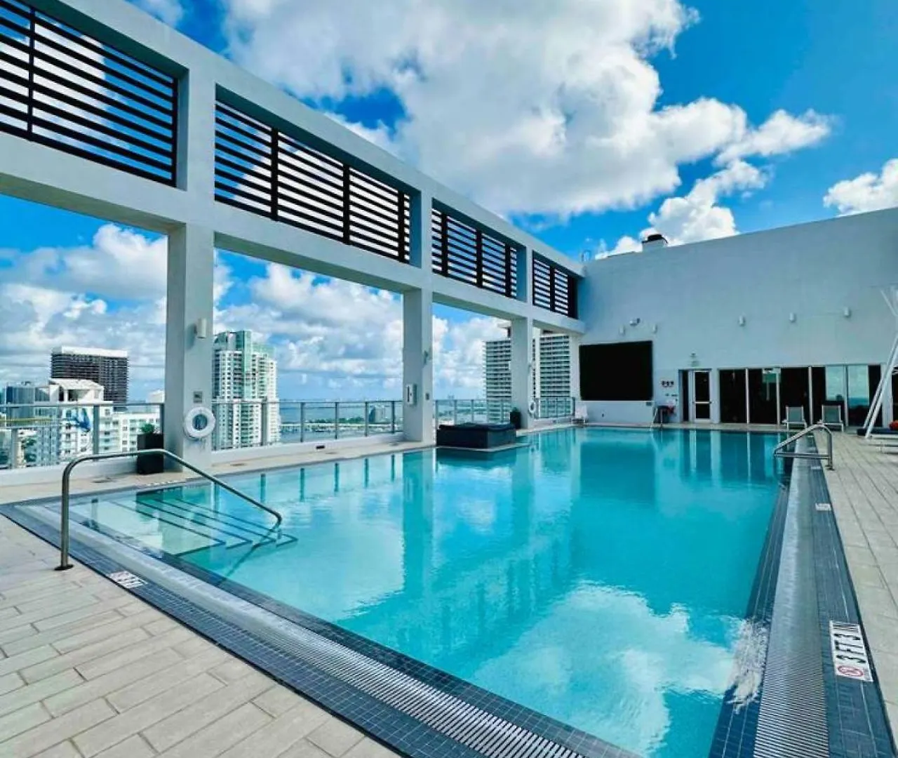 Art-filled Loft 180 Views, Rooftop Pool, Parking Miami