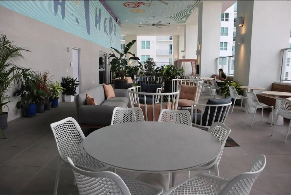 Modern Luxe In Downtown With Rooftop Pool And Gym Appartamento