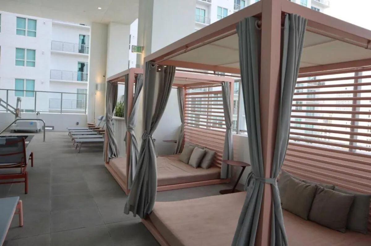 Modern Luxe In Downtown With Rooftop Pool And Gym Miami