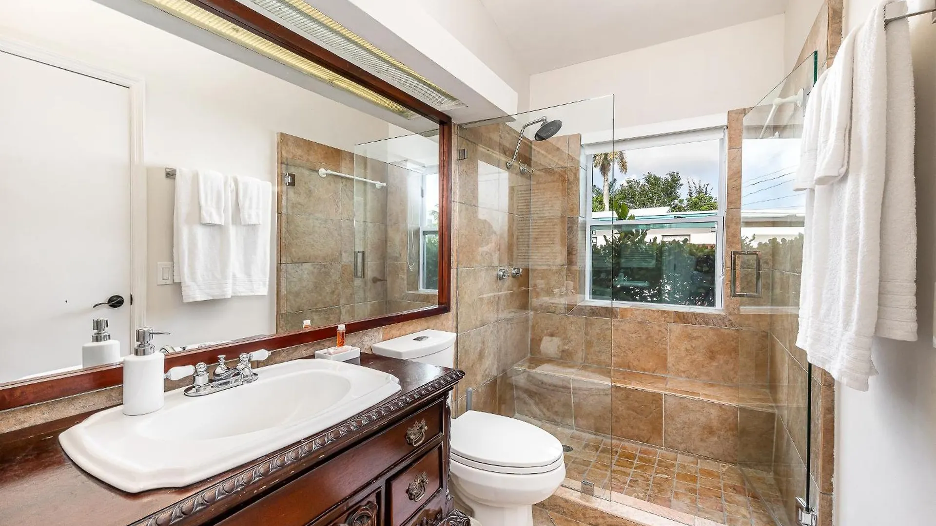 Semesterbostad Tropical Waterfront Family Oasis - Amazing Location