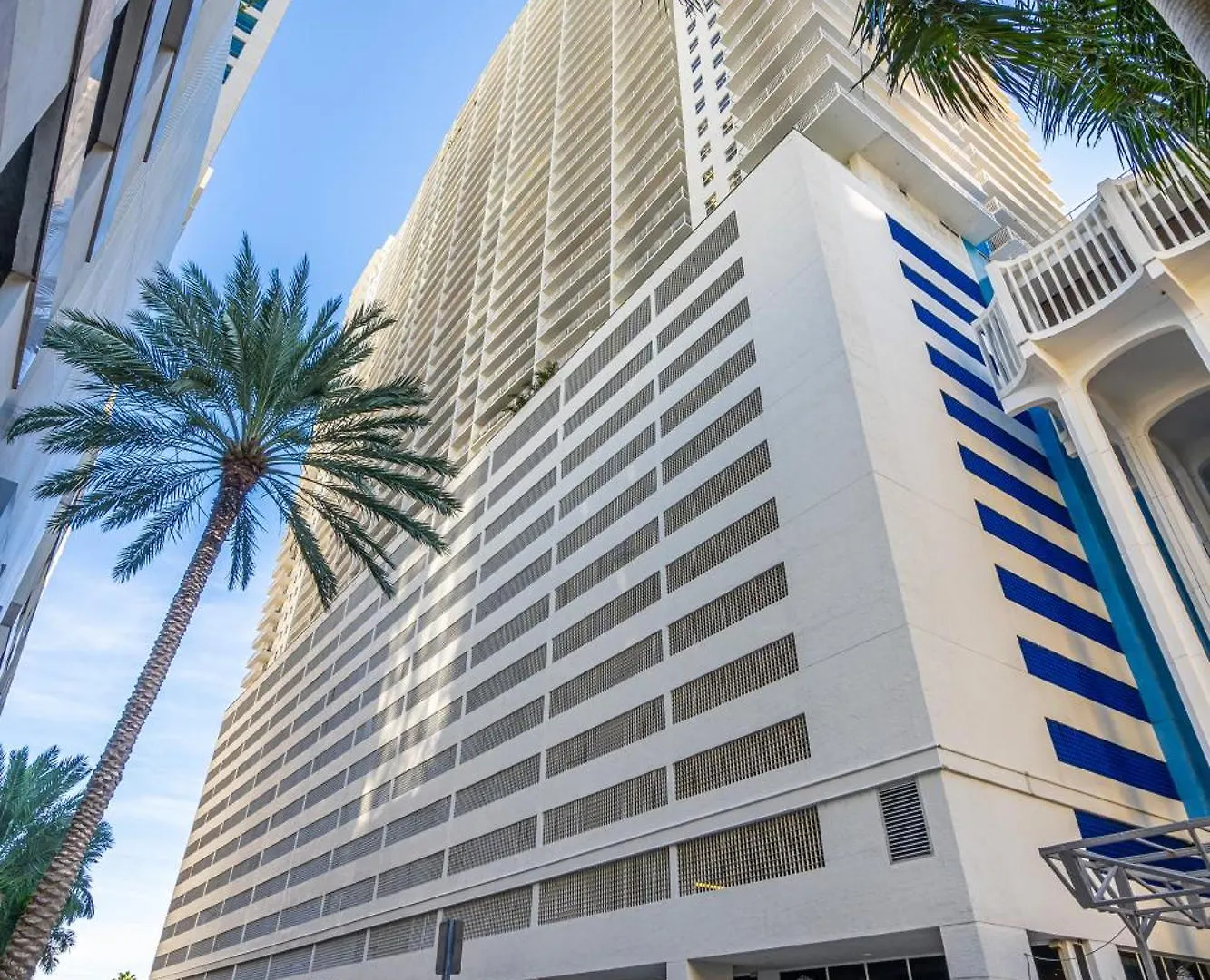 2 Bed With A Pool & Gym- Free Garage Parking *