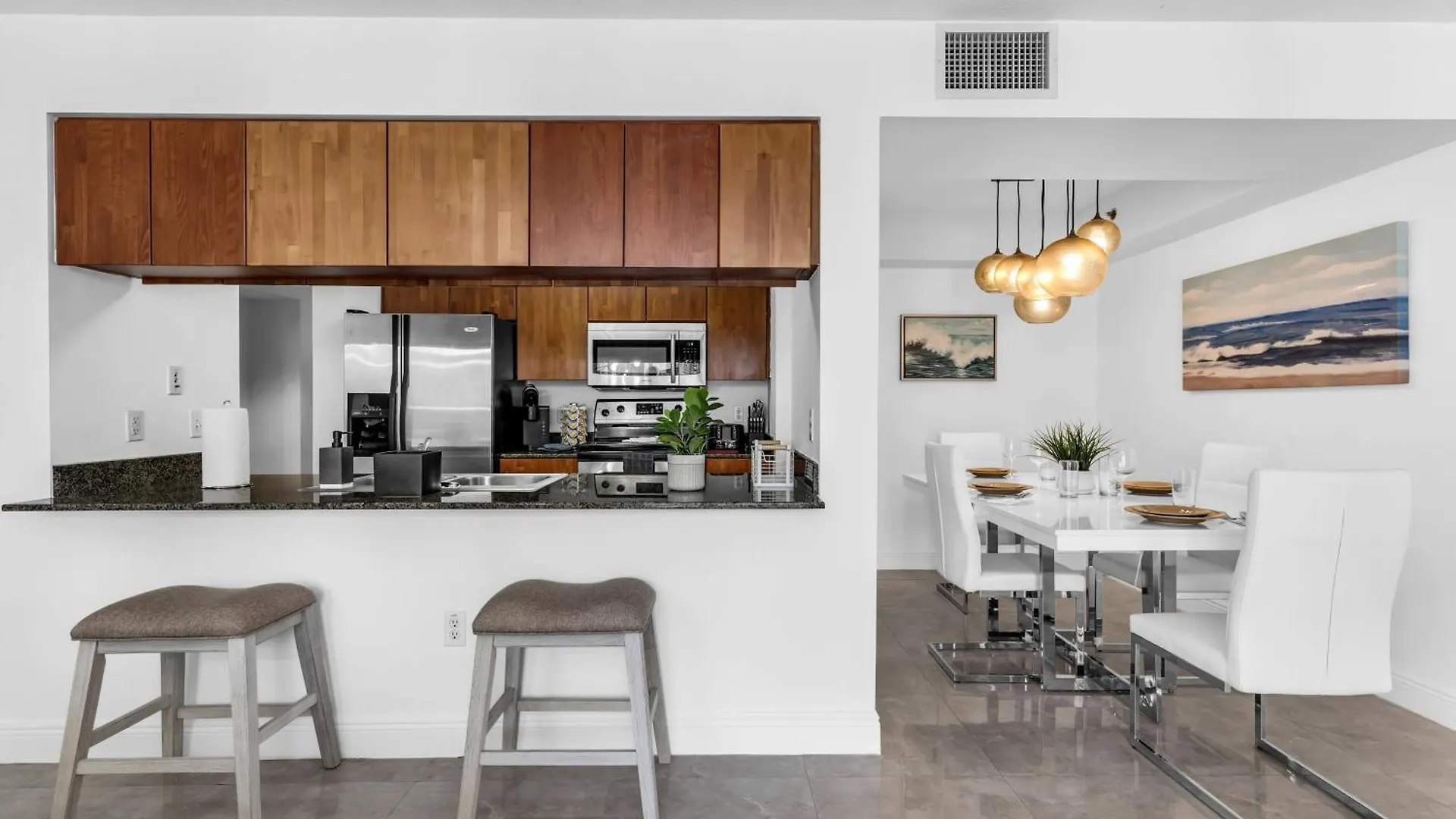 2 Bed With A Pool & Gym- Free Garage Parking * Miami
