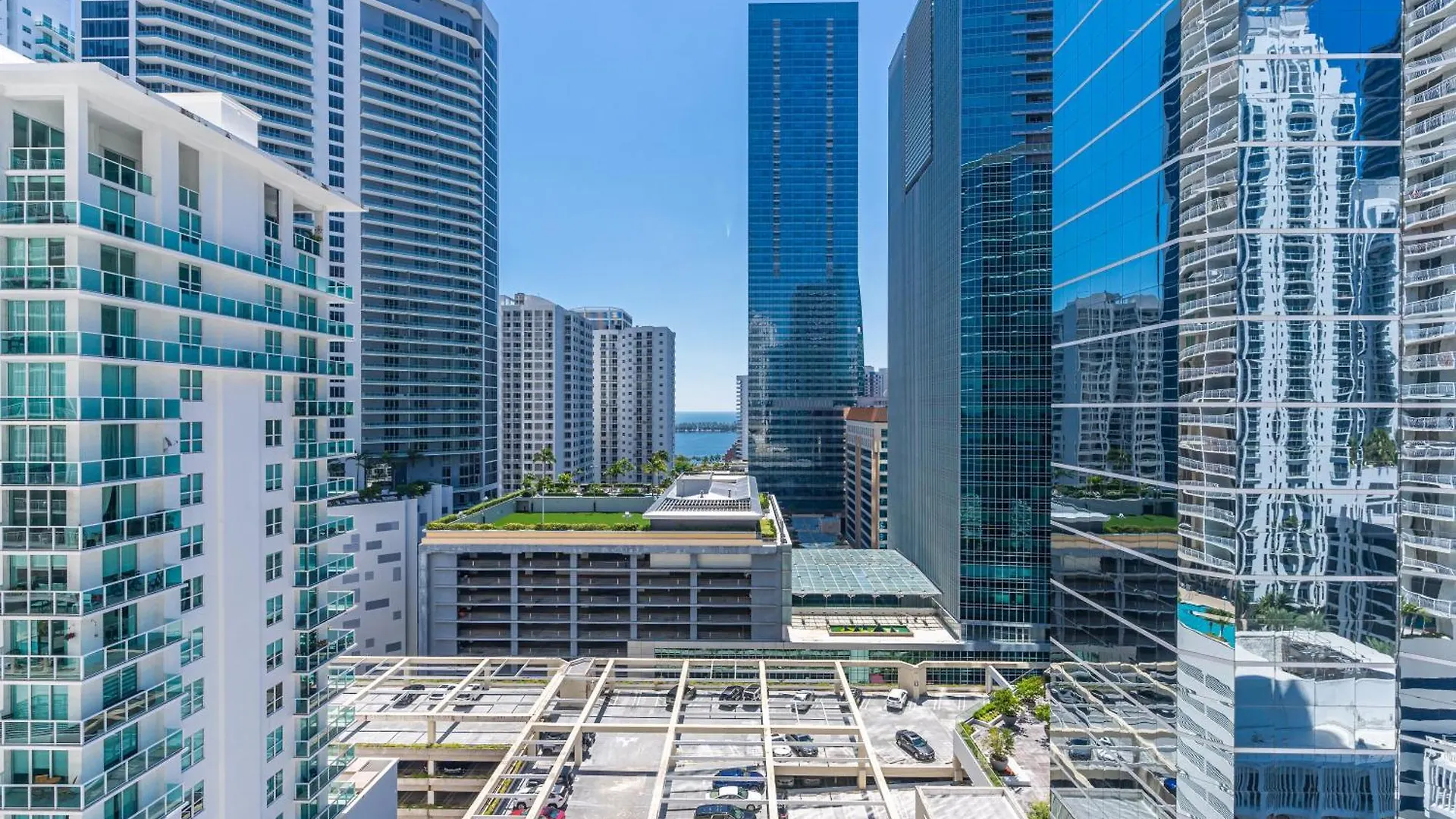 2 Bed With A Pool & Gym- Free Garage Parking Miami