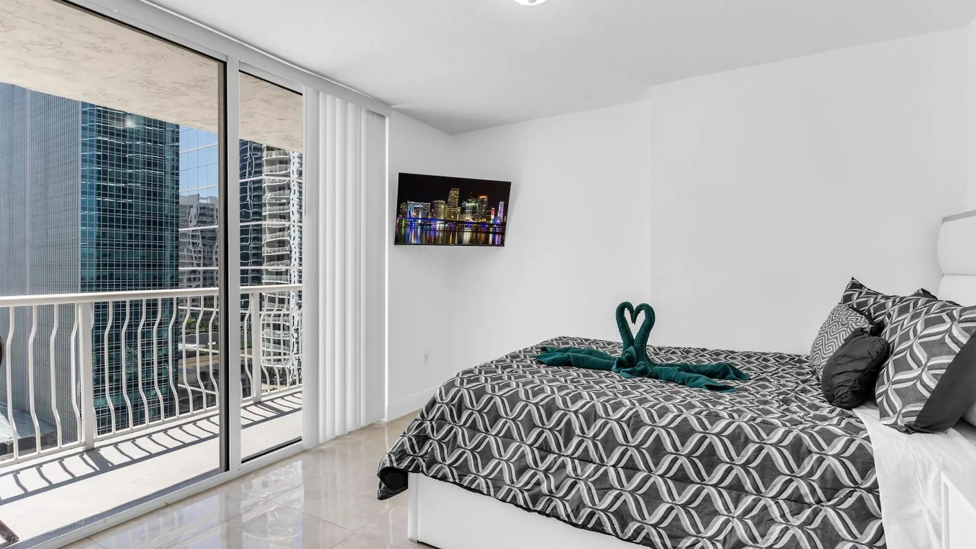 2 Bed With A Pool & Gym- Free Garage Parking Appartement