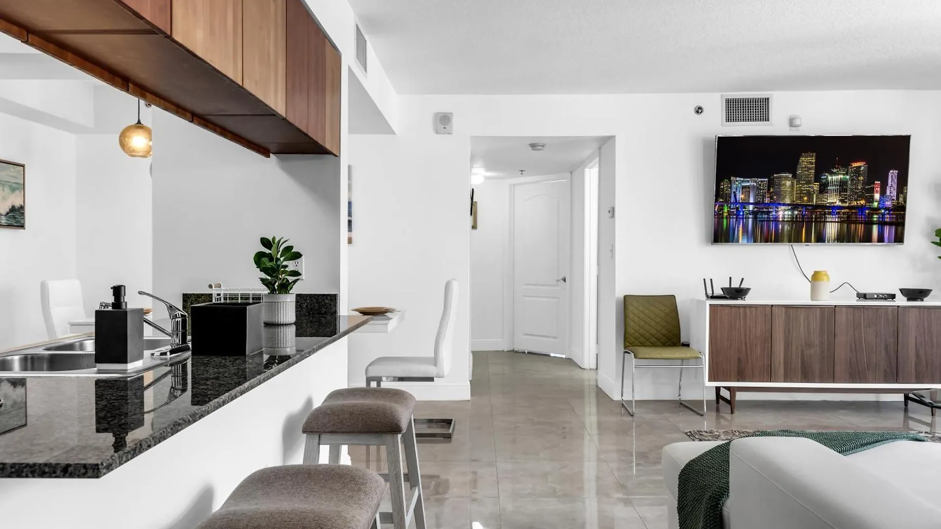 Appartement 2 Bed With A Pool & Gym- Free Garage Parking *