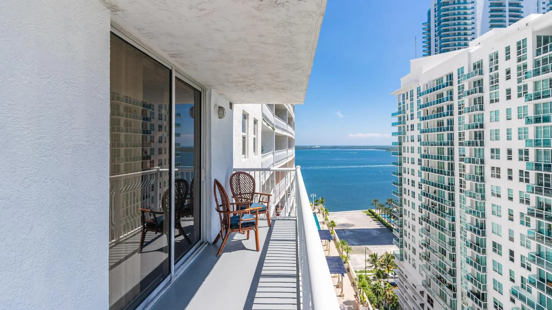 2 Bed With A Pool & Gym- Free Garage Parking *