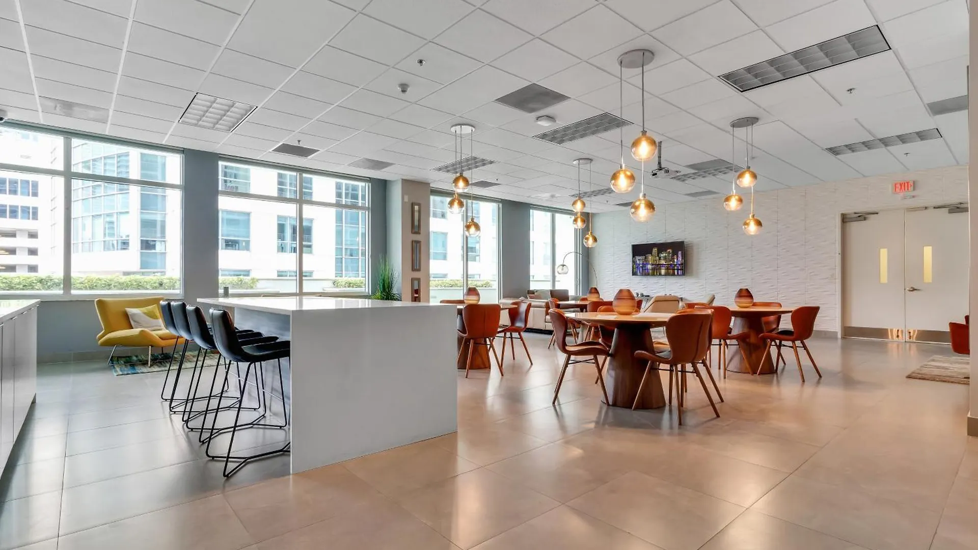 2 Bed With A Pool & Gym- Free Garage Parking * Miami