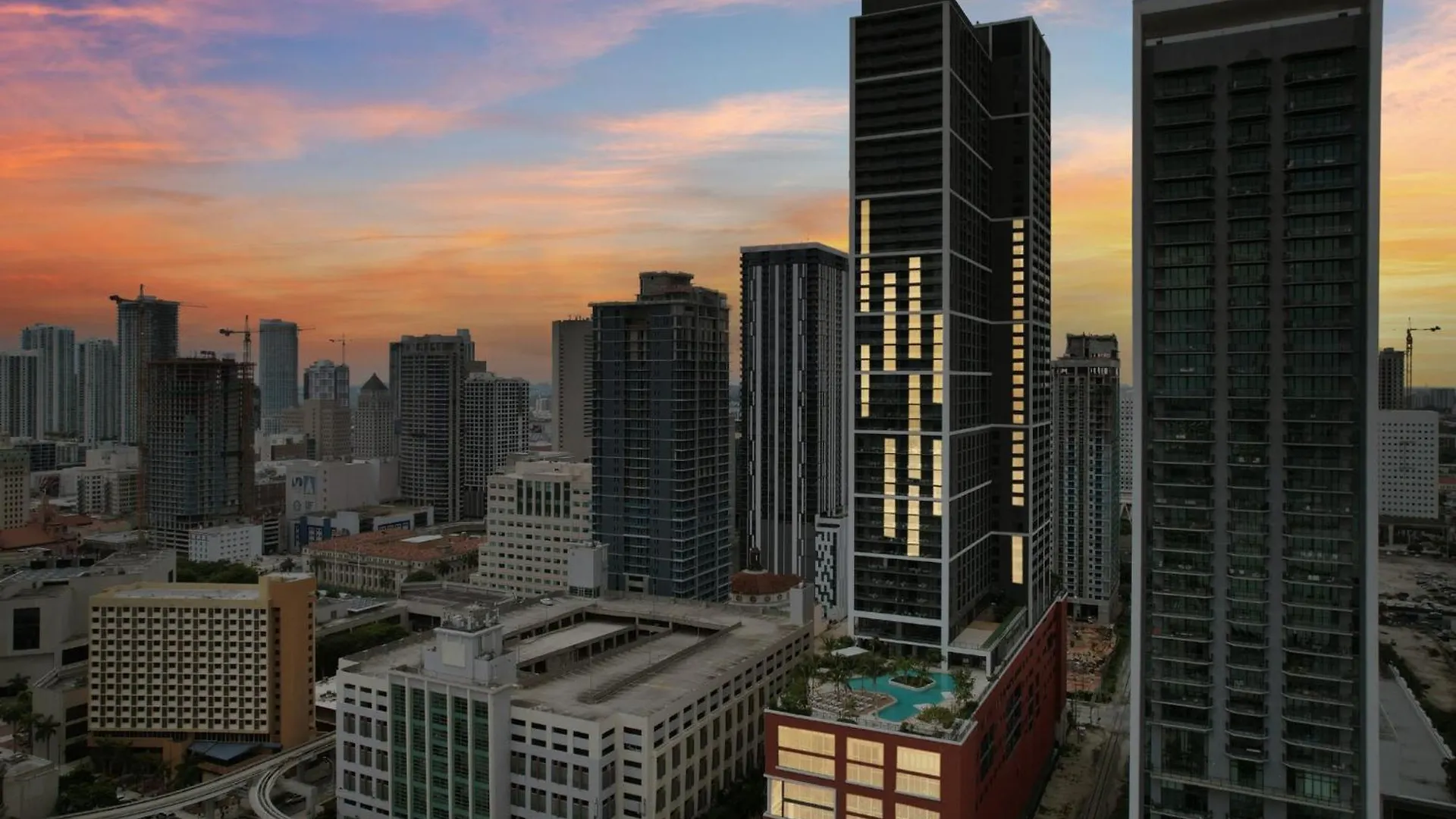 Stunning Lux 2 Bed 2 Bath With Panoramic View From Balcony *
