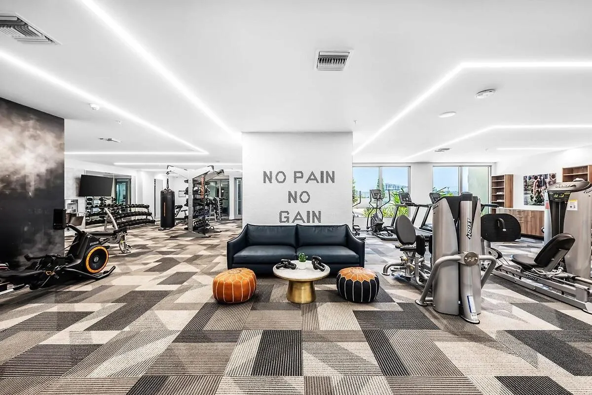 Free Parking Pool 391mbps Gym Balcony Views Lejlighed *