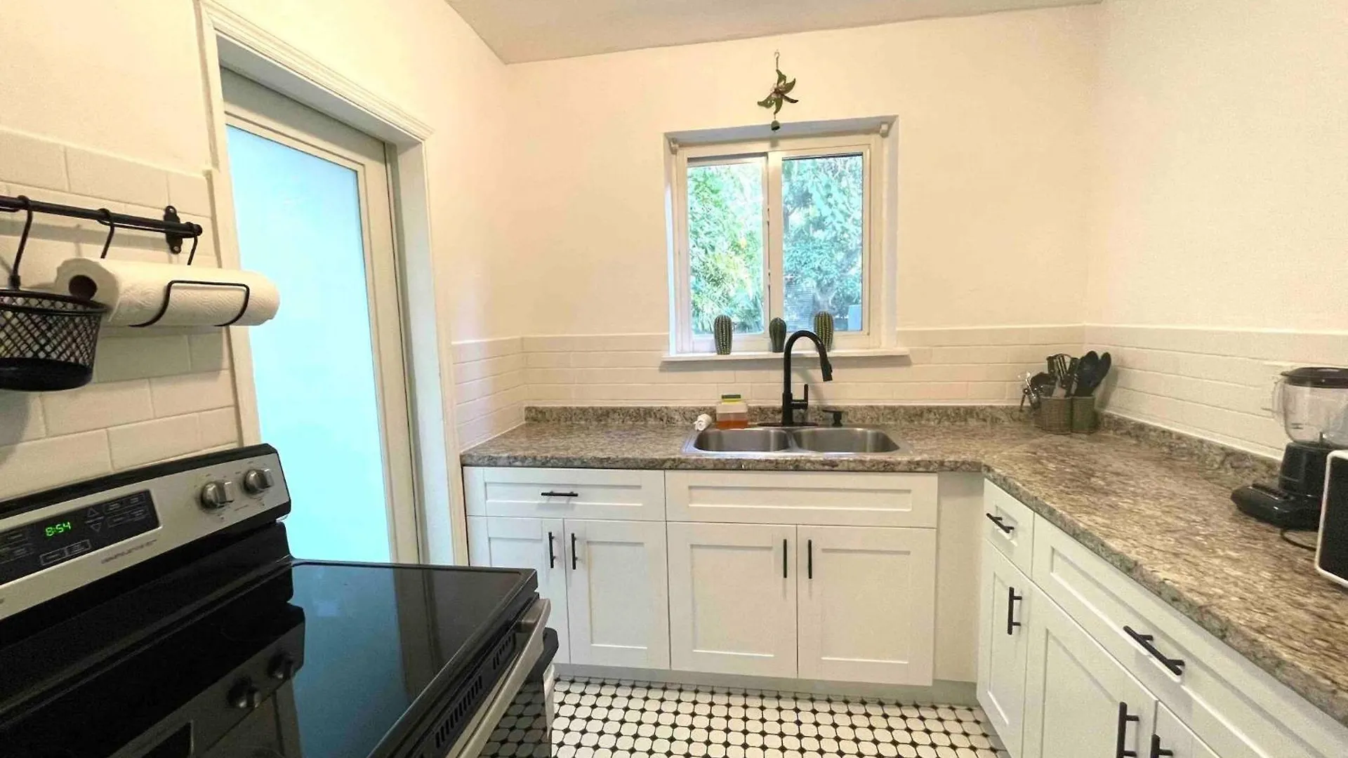 3 Bedroom With Backyard Oasis *