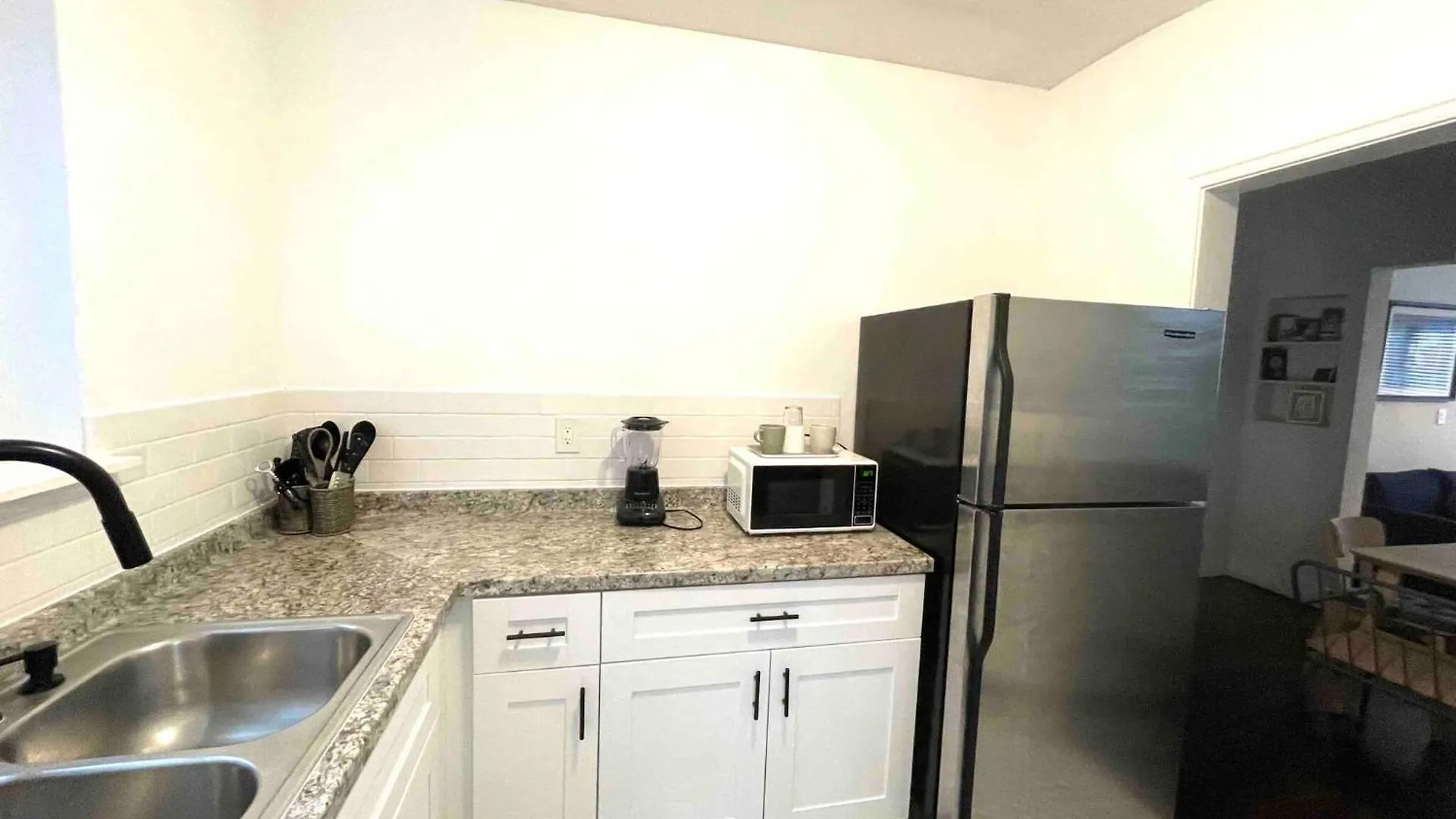 3 Bedroom With Backyard Oasis Daire