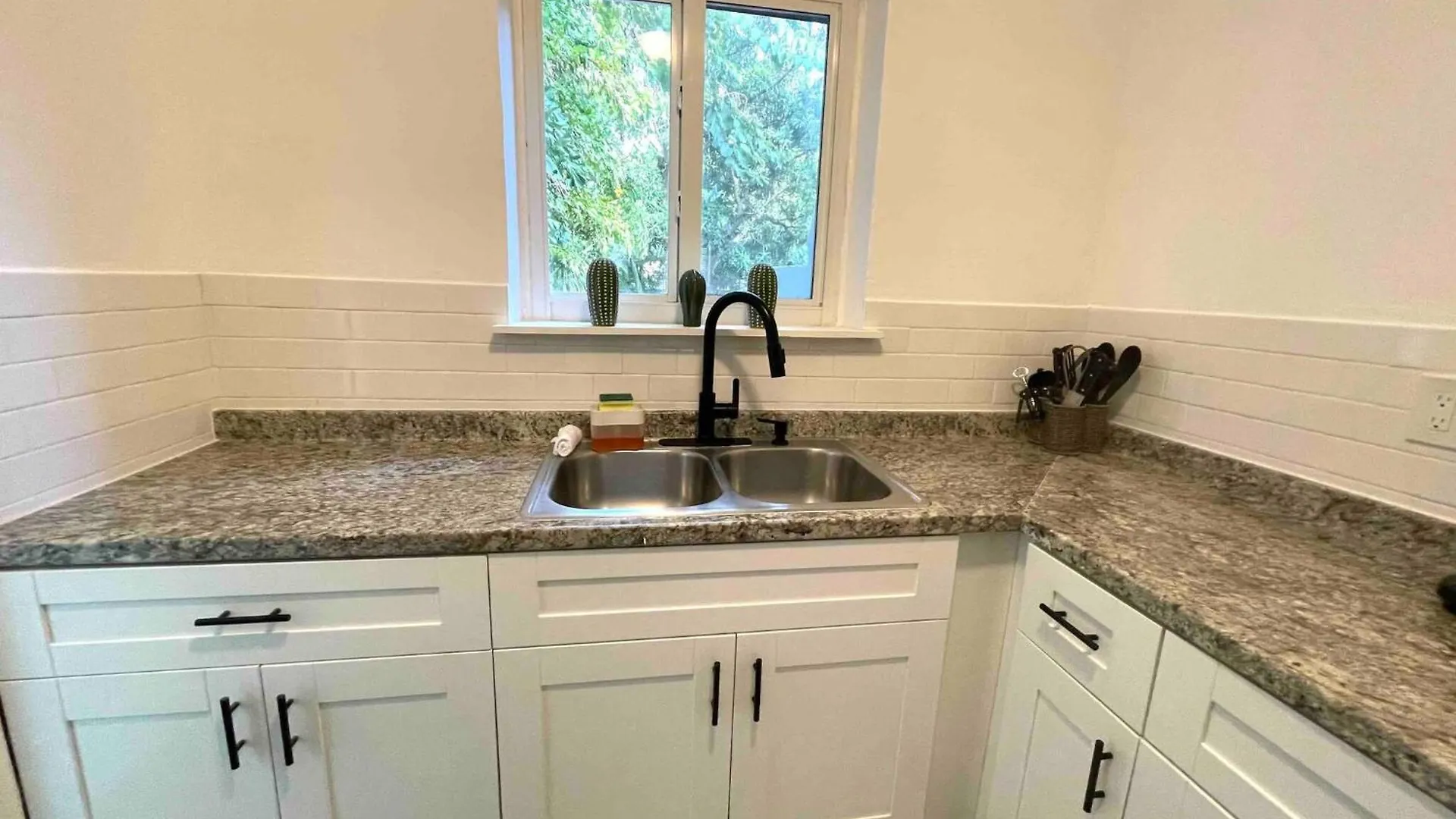 3 Bedroom With Backyard Oasis