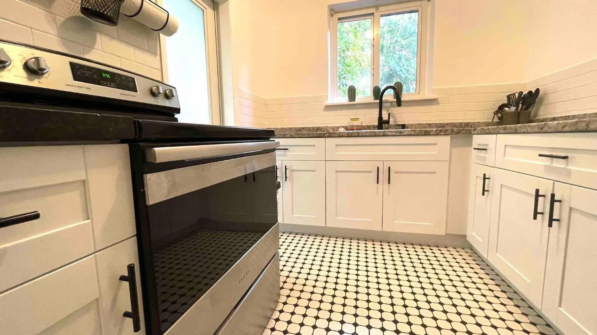 Daire 3 Bedroom With Backyard Oasis