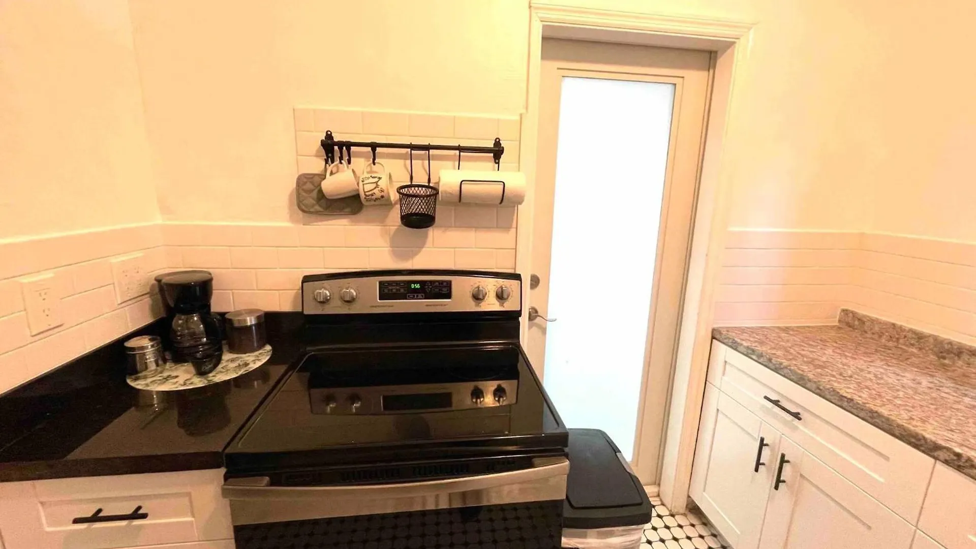 3 Bedroom With Backyard Oasis Daire