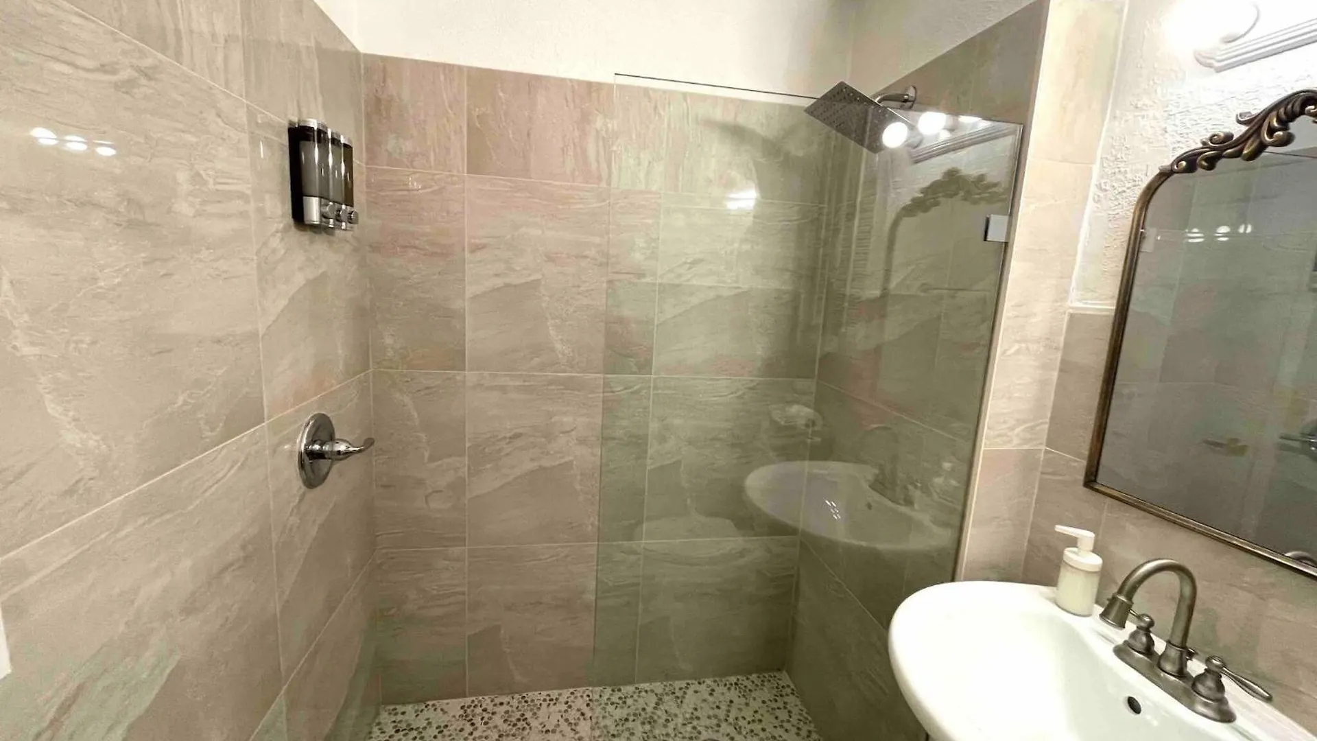 3 Bedroom With Backyard Oasis Miami