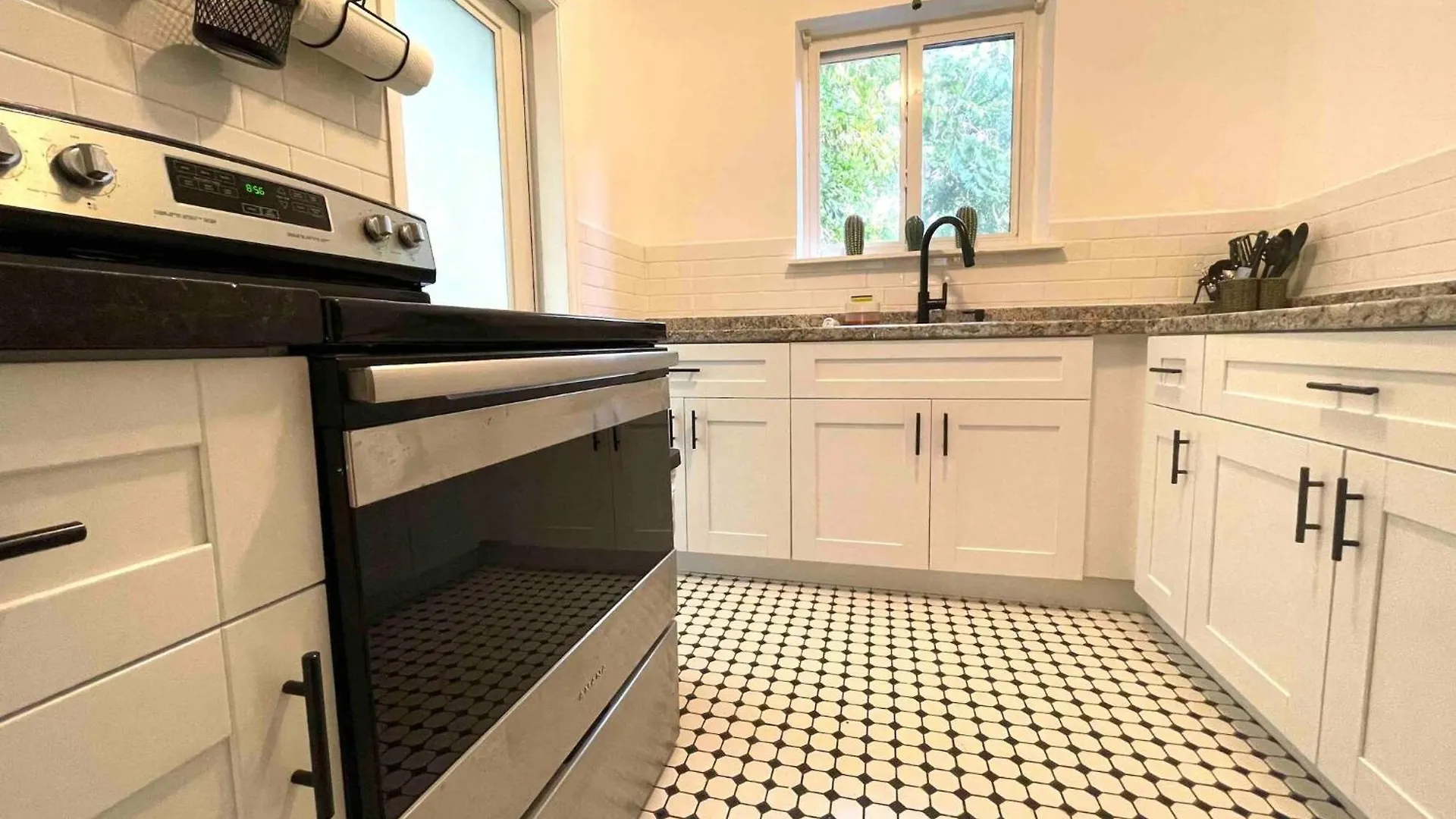 3 Bedroom With Backyard Oasis * Miami