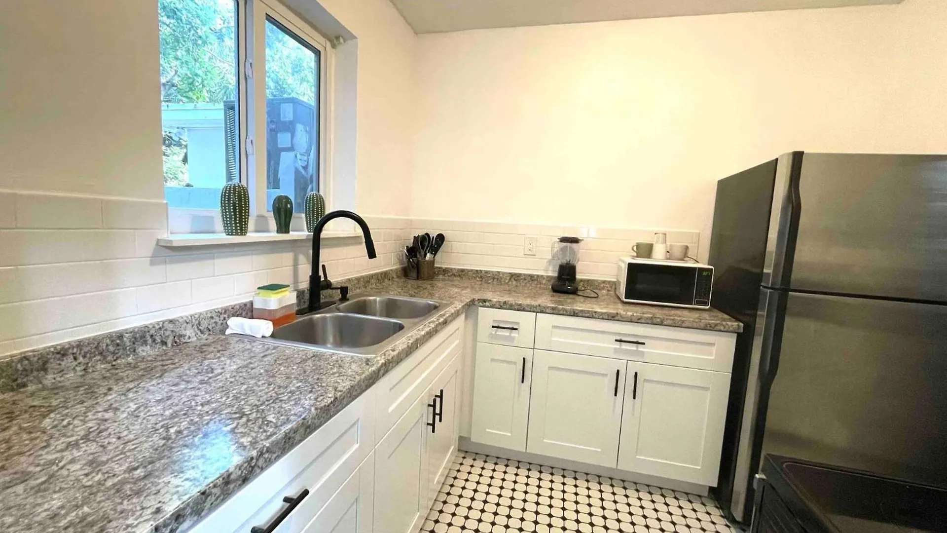 3 Bedroom With Backyard Oasis Miami