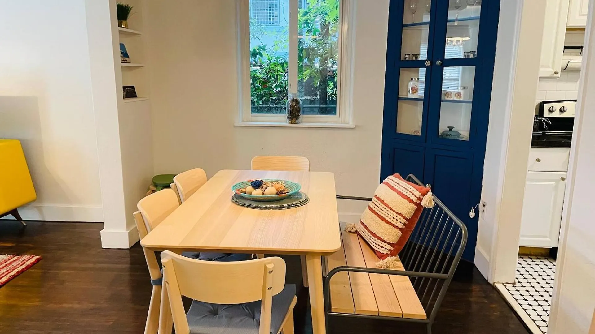 Daire 3 Bedroom With Backyard Oasis *