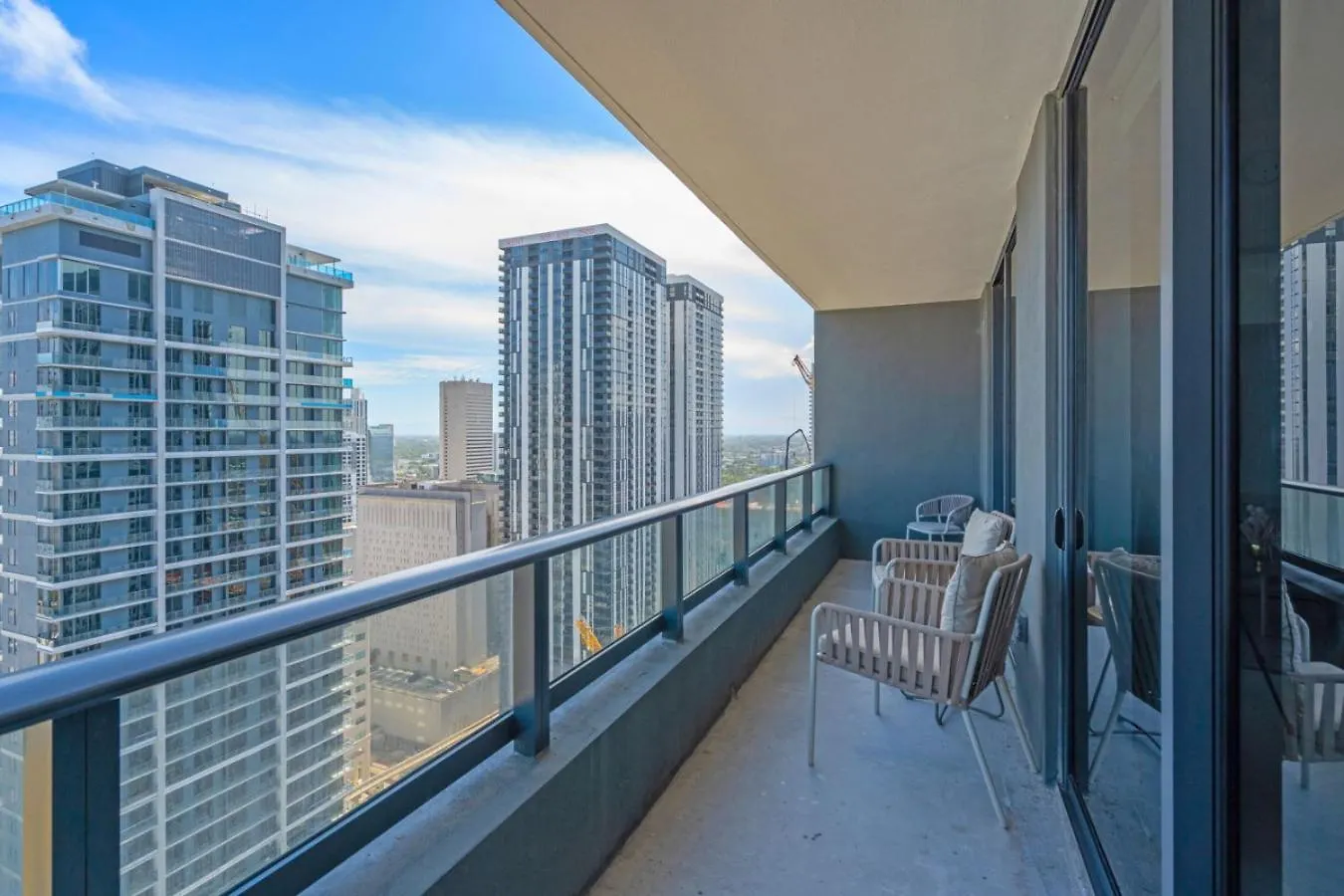 Bright And Breezy 1 Bed Unit With Water And Views