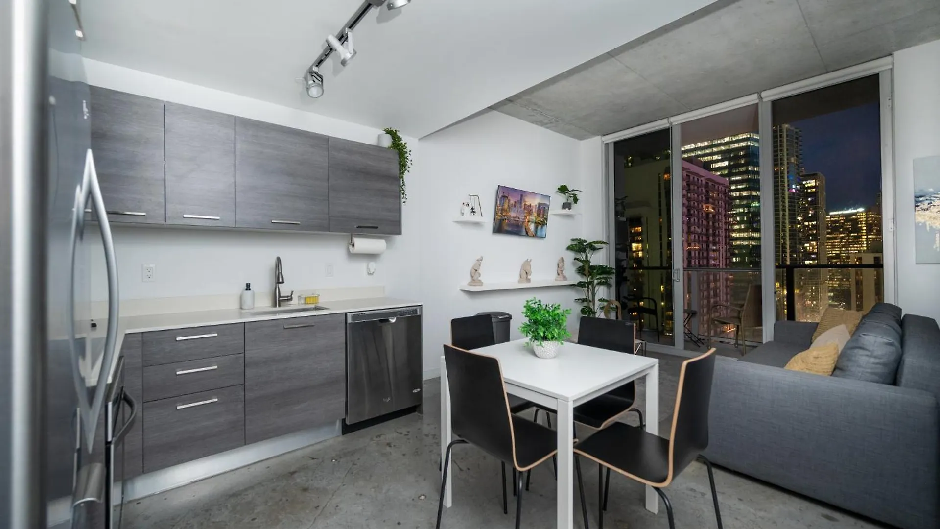 Luxury Loft W Skyline View, Rooftop Pool, Brickell Downtown *