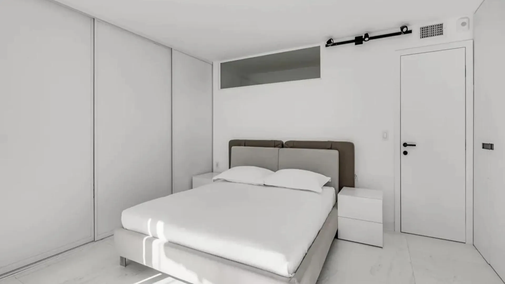 Modern Bayview With Balcony In *