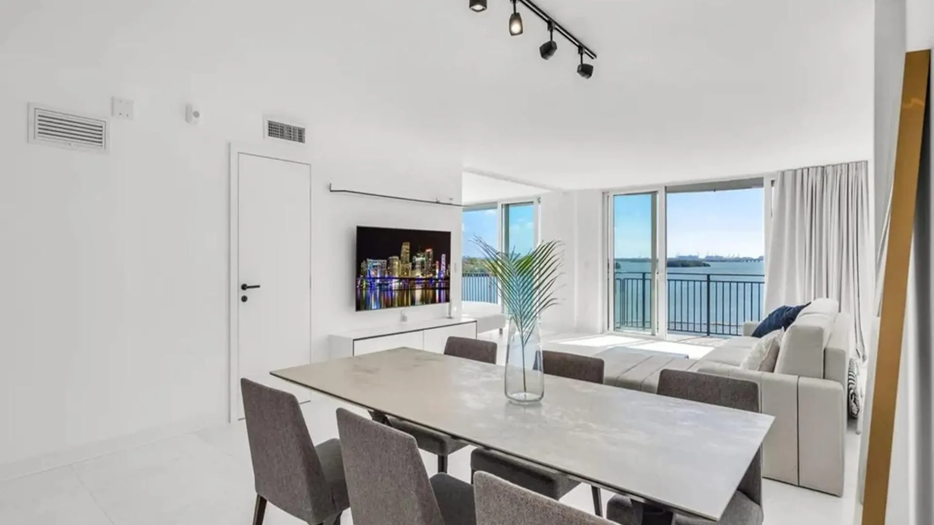 Modern Bayview With Balcony In
