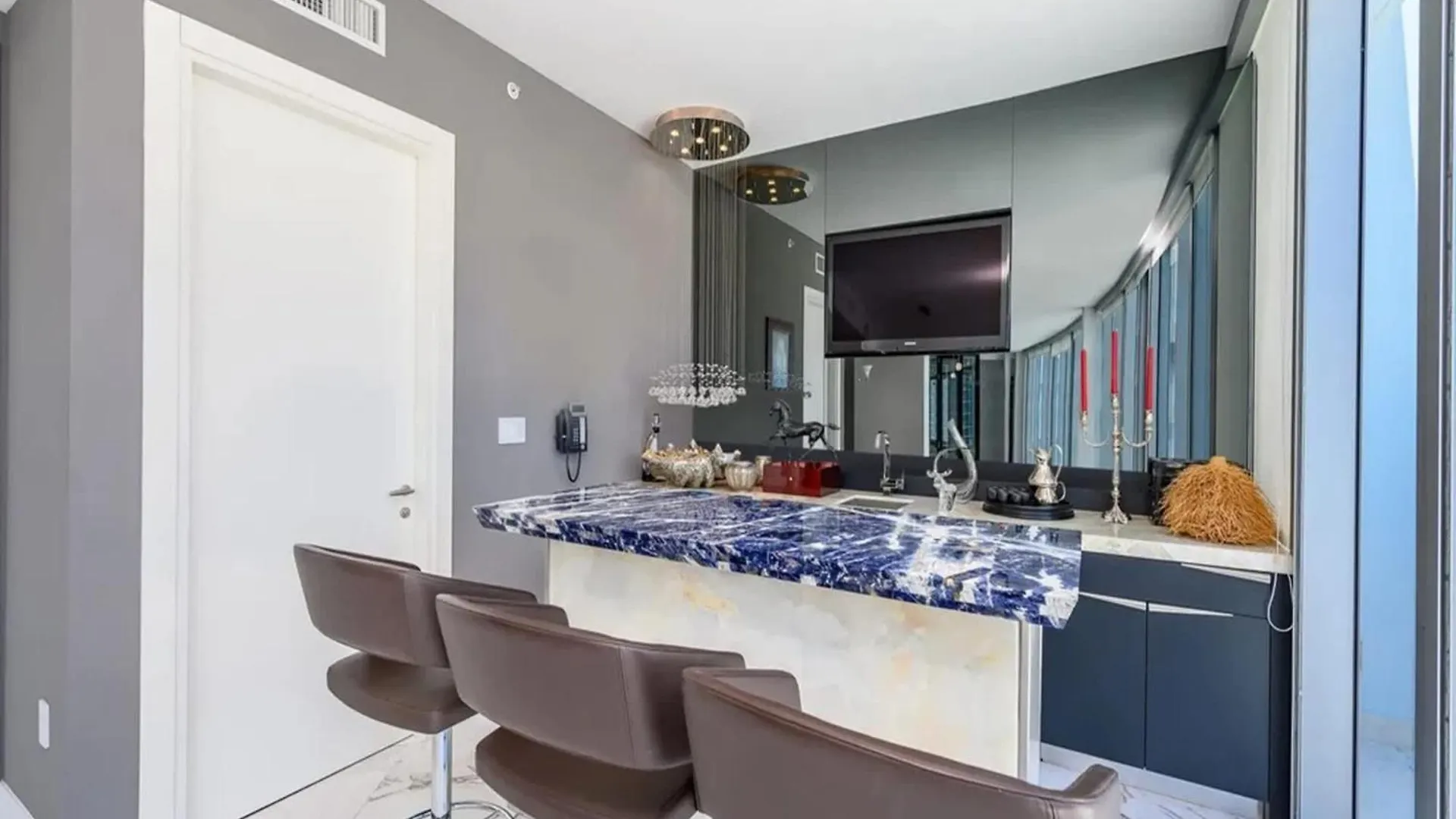 Penthouse With Bay Views In Downtown