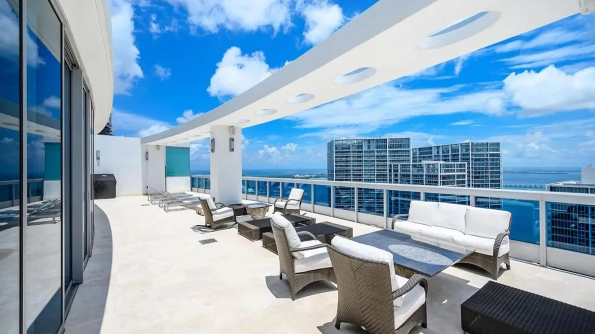 Penthouse With Bay Views In Downtown Apartment *