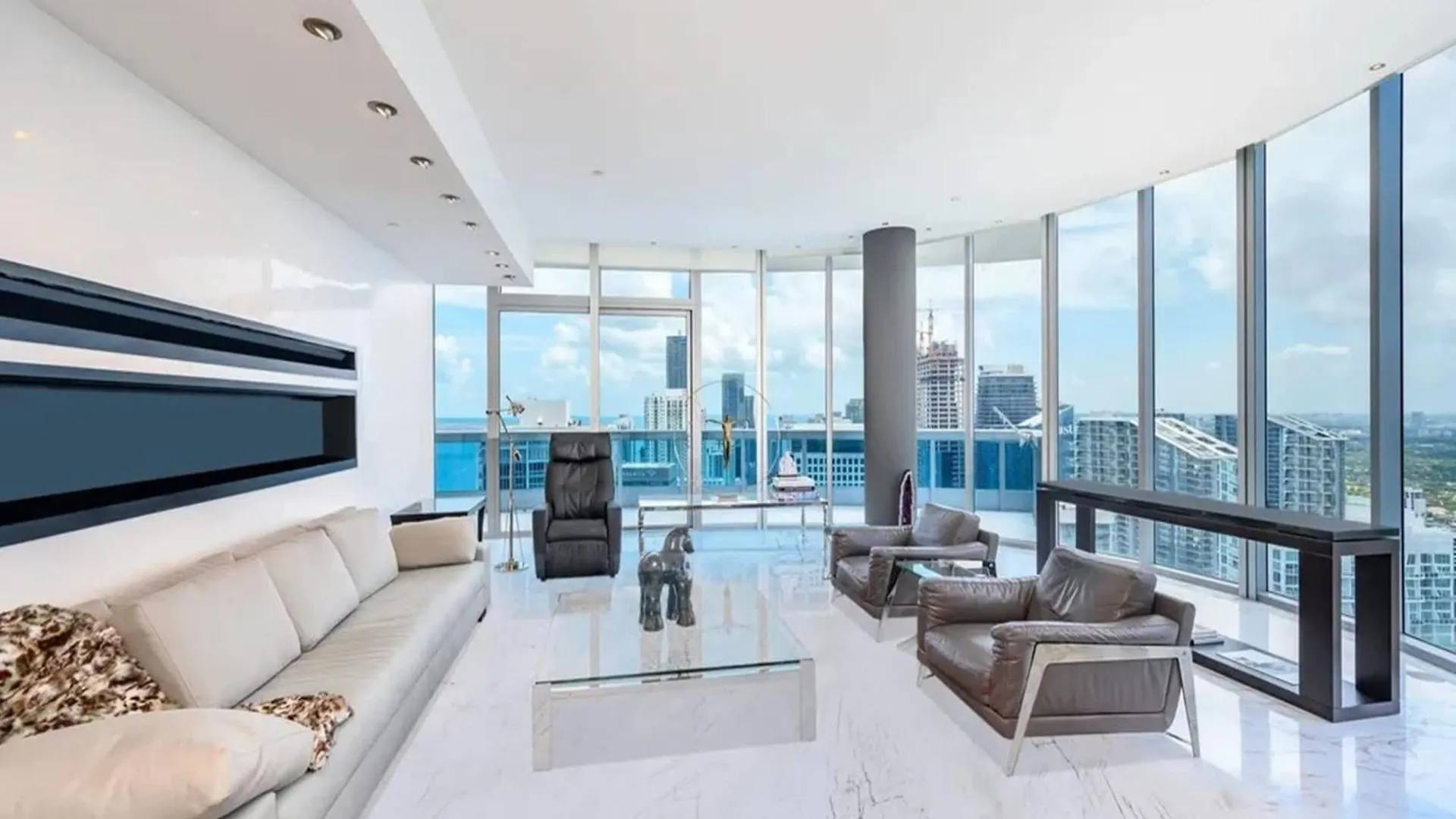 Penthouse With Bay Views In Downtown *