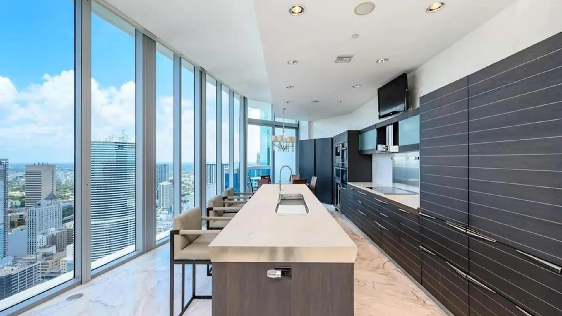 Penthouse With Bay Views In Downtown *
