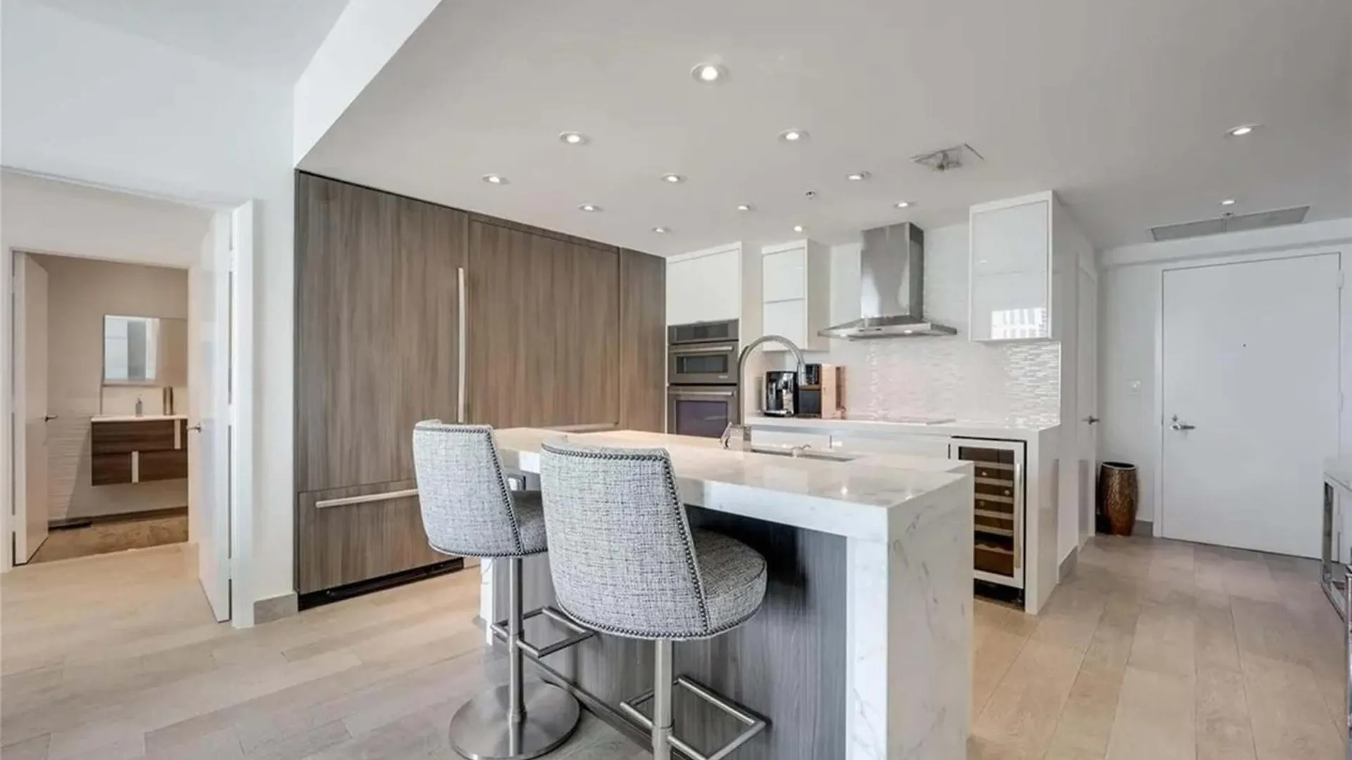 Stylish Bayview In Downtown