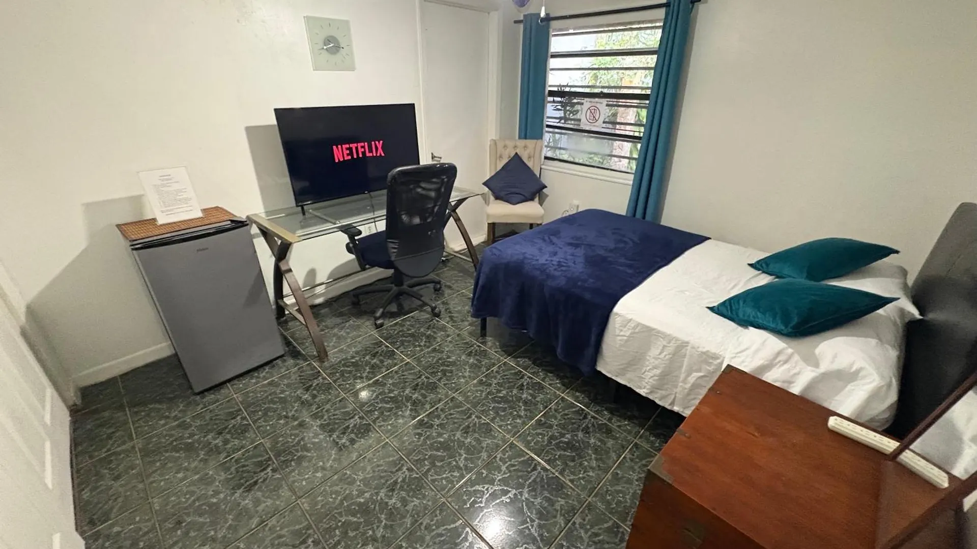 Accommodatie bij particulieren Snug Minimalist Full Bed With 50 Inch Smart Tv, Netflix, Airplay, Mini-fridge, And 500 Mbps Wifi Near Fiu, Dolphin Mall, Airport Miami