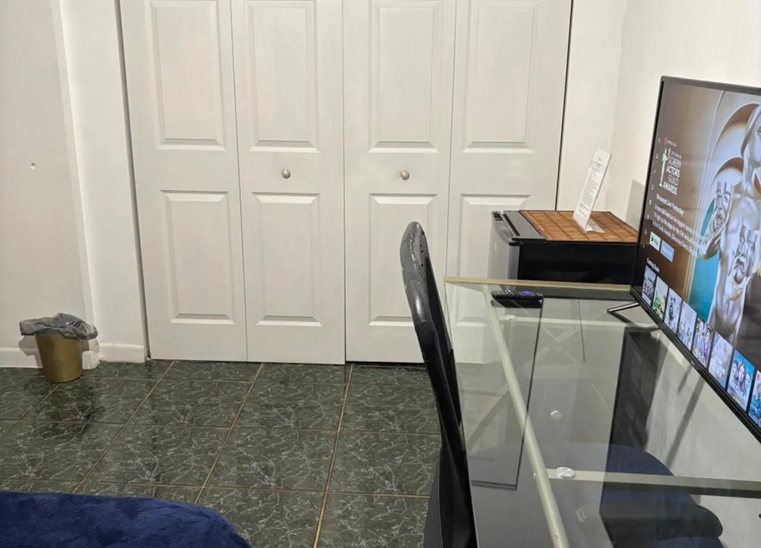 Accommodatie bij particulieren Snug Minimalist Full Bed With 50 Inch Smart Tv, Netflix, Airplay, Mini-fridge, And 500 Mbps Wifi Near Fiu, Dolphin Mall, Airport