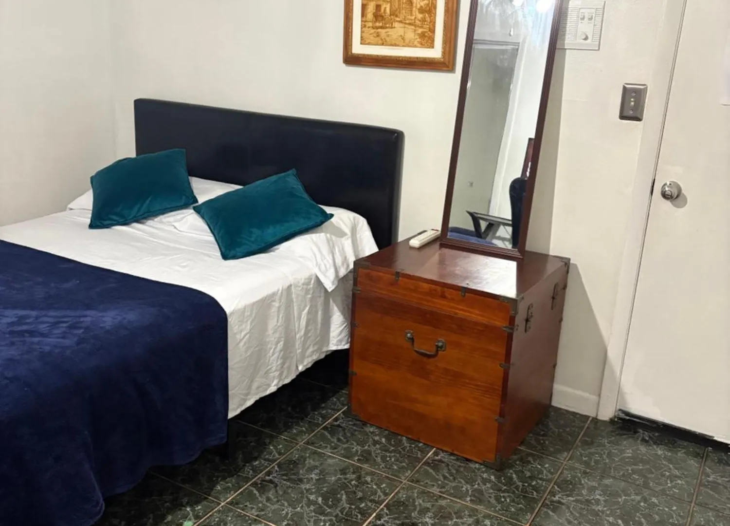 Snug Minimalist Full Bed With 50 Inch Smart Tv, Netflix, Airplay, Mini-fridge, And 500 Mbps Wifi Near Fiu, Dolphin Mall, Airport * Miami