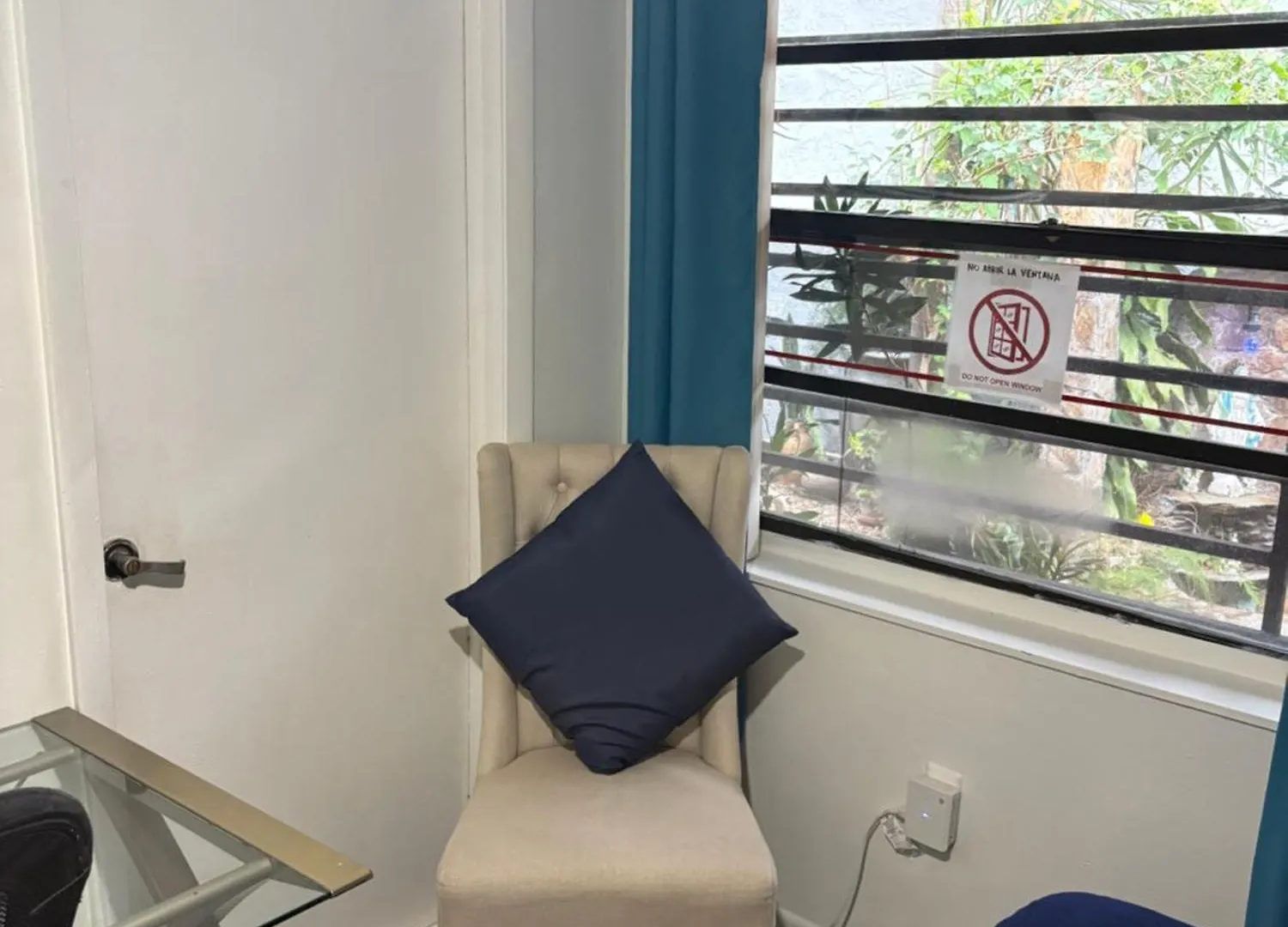 Accommodatie bij particulieren Snug Minimalist Full Bed With 50 Inch Smart Tv, Netflix, Airplay, Mini-fridge, And 500 Mbps Wifi Near Fiu, Dolphin Mall, Airport *